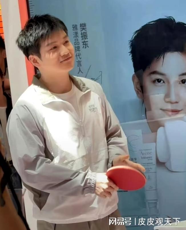 振东帅气亮相西子湖畔被唤小卡比兽pg电子网站“小胖”成“小瘦”樊