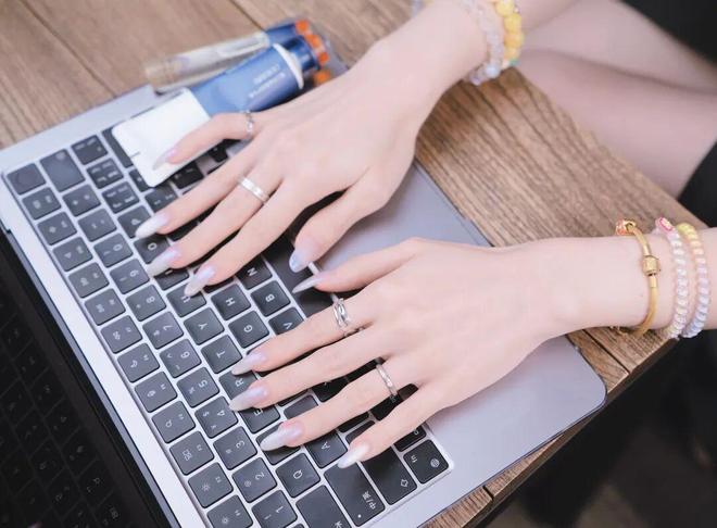 饰太丑!后来发现是小丑竟然是我的手pg电子模拟器电脑版一直以为是首(图16) 饰太丑!后来发现是小丑竟然是我的手pg电子模拟器电脑版一直以为是首(图16)